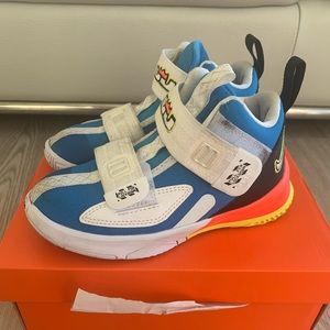 Lebron James soldier sneakers. GREAT CONDITION. SZ 11.